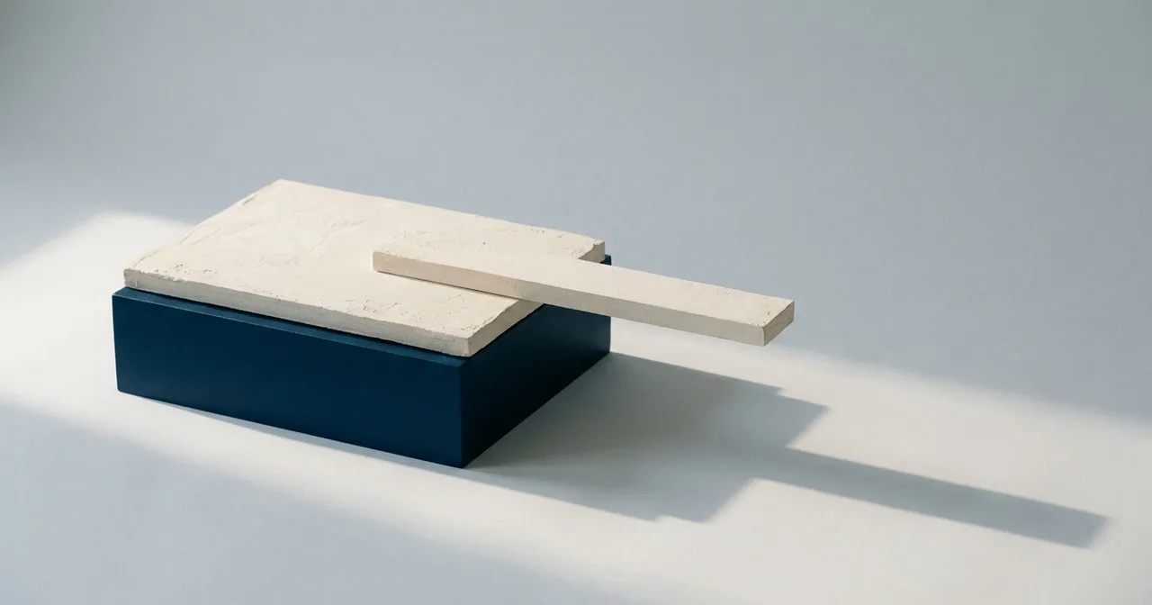 Une dalle de plâtre clair posée sur un socle marine, dont une bande étroite déborde dans le vide sans appui.