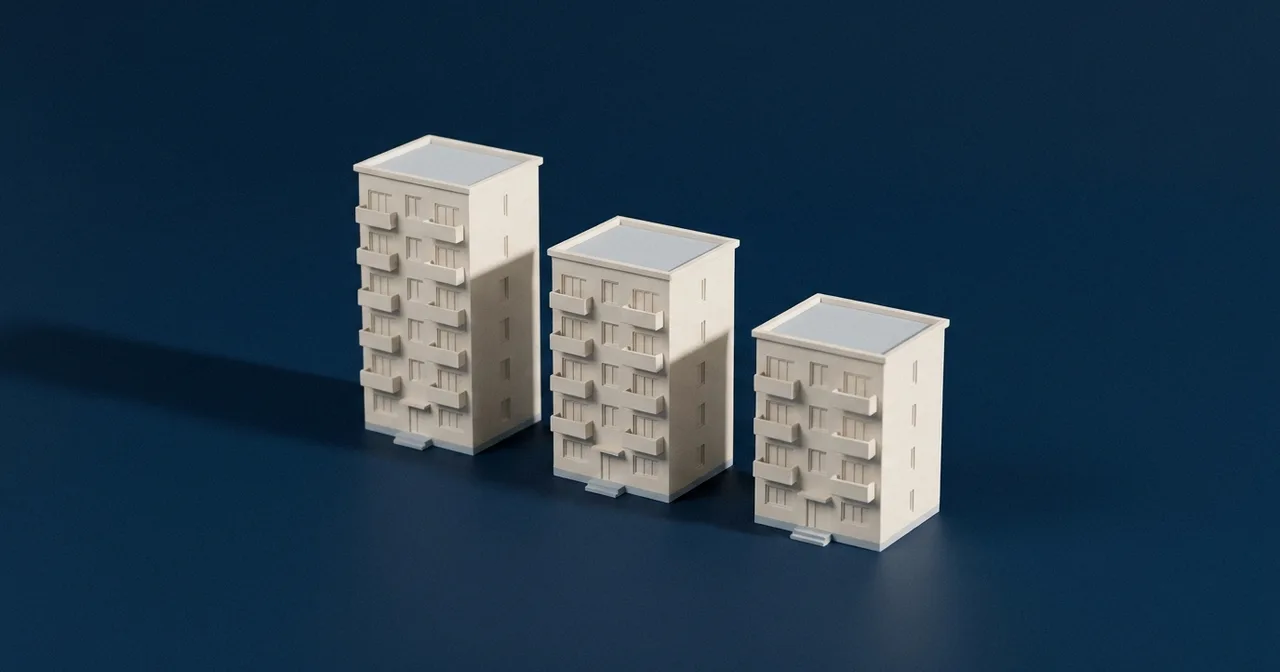 Trois maquettes d'immeubles blancs alignées en escalier sur un plan bleu marine.