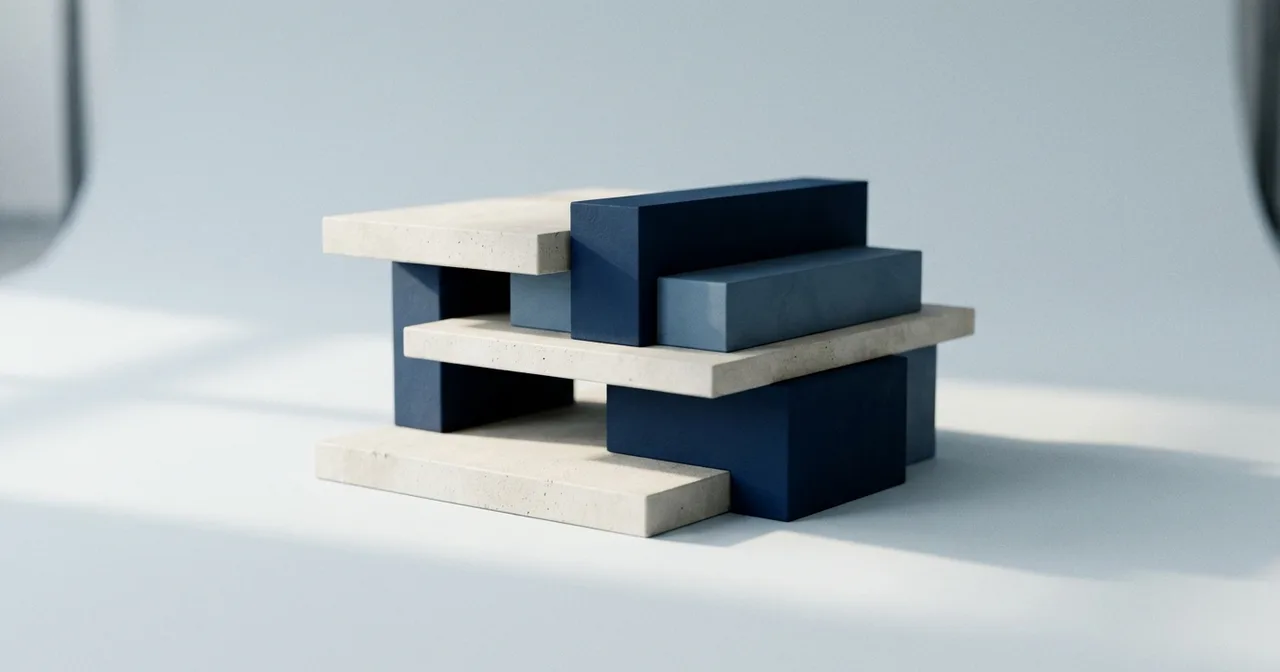 Empilement de plaques de béton clair et de blocs marine décalés, formant une structure en construction sur fond neutre.