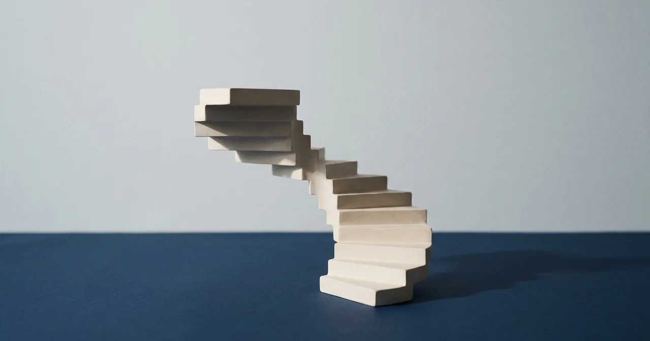 Escalier descendant sculpté en plâtre blanc mat sur une surface bleu marine.